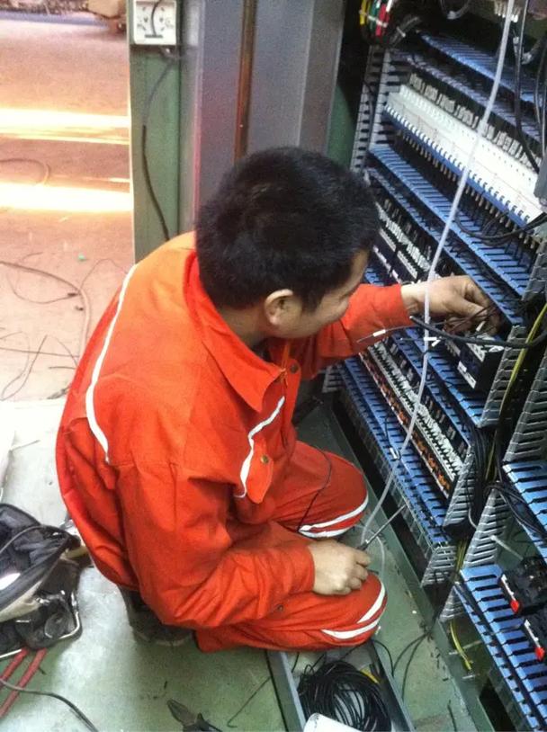 以專業(yè)焊接電氣安裝服務(wù)筑牢起重機(jī)行車安全之基——記老王靈巧應(yīng)用技術(shù)攻克安裝難題
